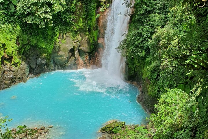 Rio celeste waterfalls, volcano and sloths - Photo 1 of 8